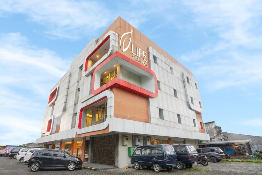 Life Hotel Stasiun Kota Сурабая Екстериор снимка
