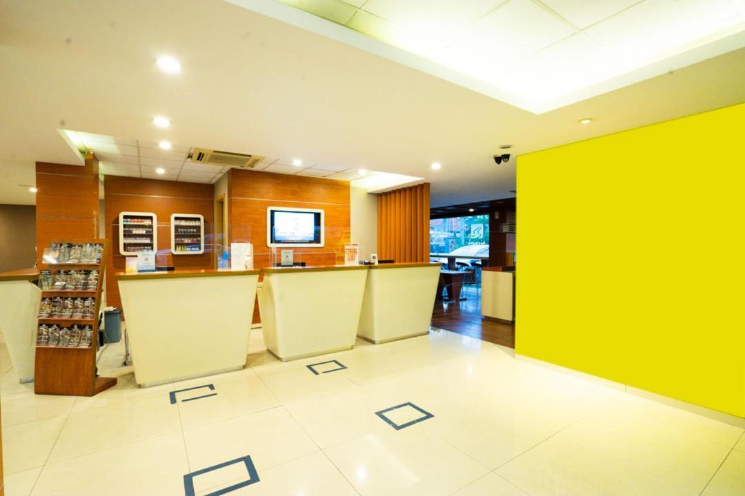 Life Hotel Stasiun Kota Сурабая Екстериор снимка