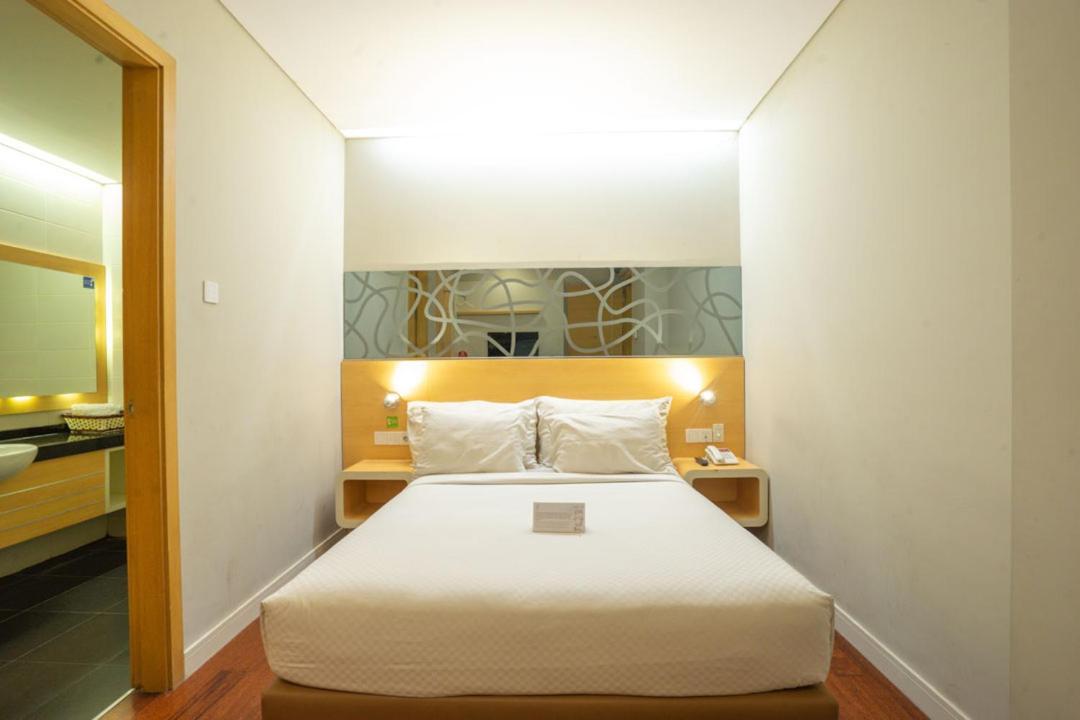 Life Hotel Stasiun Kota Сурабая Екстериор снимка
